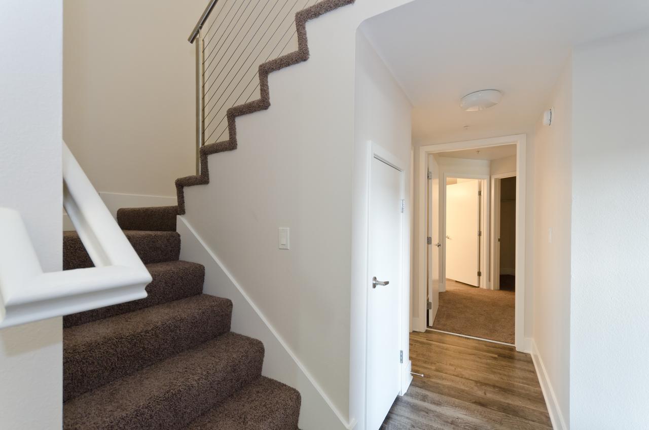 Popular Hollywood Upstairs Downstairs Penthouse Apartment *